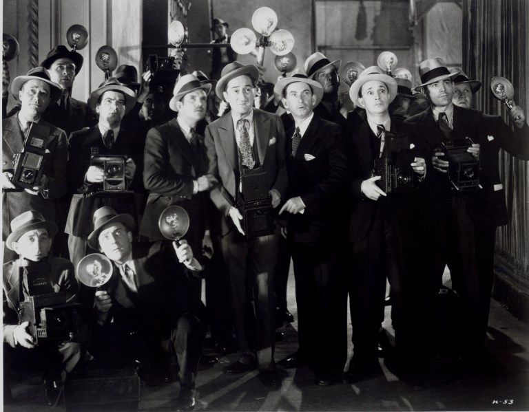 Dans le roman de Laurent Chalumeau, tout démarre par un paparazzo en planque pour coincer une vedette et son nouvel amant. Mais ça dérape... Ici : Groupe de photographes paparazzi faisant mine d'attendre King-Kong en 1933