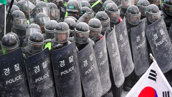 Confrontation entre des partisans de la présidente sud-coréenne et forces de l'ordre à Séoul le 10 mars 2017. ©AFP - JUNG YEON-JE