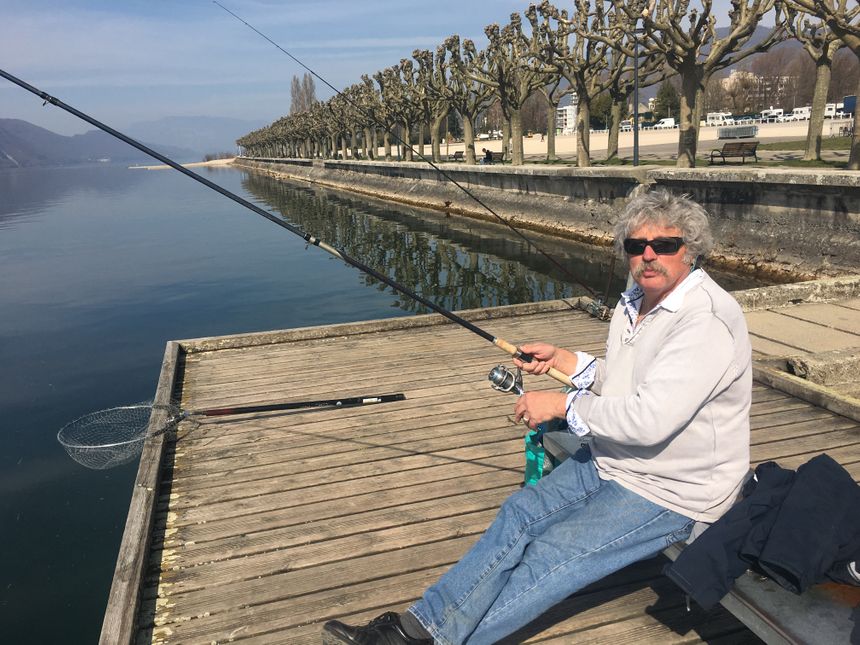 Guy a ressorti ses cannes à pêche et sa musette... elle est pas belle sa retraite ?