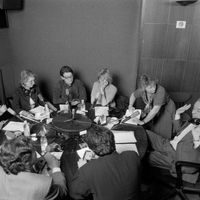 Dernière de "Quoi qu'il en soit" de Pierre Bouteiller, le 2 avril 1999. Avec (entre autres, de gauche à droite) Olivier de Rincquesen, Isabelle Motrot, Kathleen Evin, Philippe Collin, Katerine Pancol.