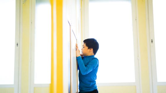 Jeune garçon autiste à la maison Lud’Éveil à Courbevoie, le 24 mars 2017. ©AFP - MARTIN BUREAU