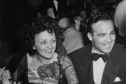 Edith Piaf et Marcel Cerdan lors d'un dîner à New York le 22 septembre 1940 Edith Piaf et Marcel Cerdan lors d'un dîner à New York le 22 septembre 1940