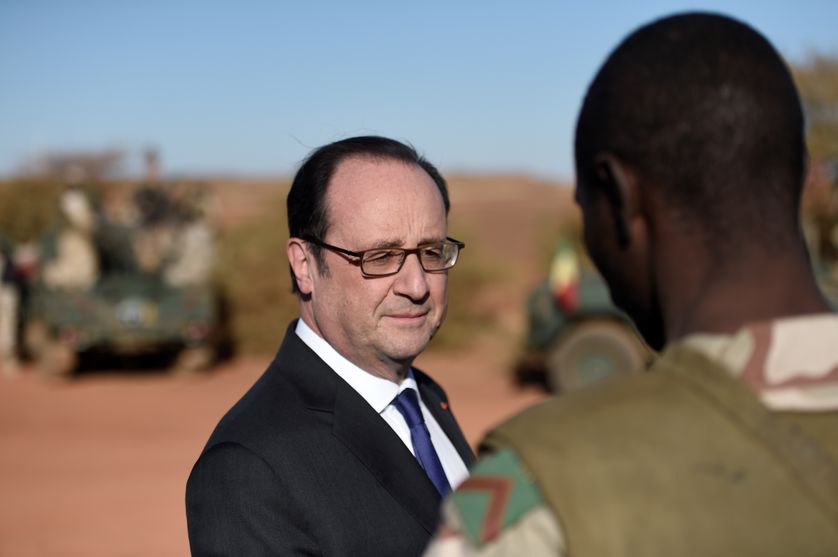 Francois Hollande, mi-janvier 2017, lors de son ultime visite aux soldats français de l'opération Barkhane, fer de lance du contre-terrorisme occidental dans le Sahel