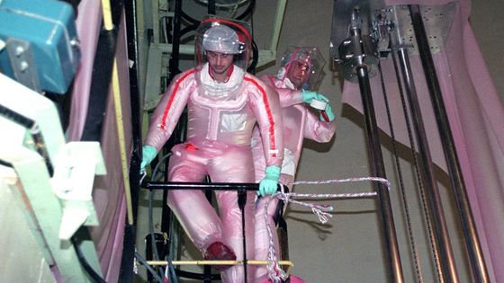 Des techniciens munis de tenues de radioprotection dites "Mururoa" s'affairent le 15 décembre 1999 à l'intérieur du bâtiment abritant le réacteur numéro 1 de la centrale nucléaire de Fessenheim, lors de la seconde révision décennale. ©AFP - Damien Meyer
