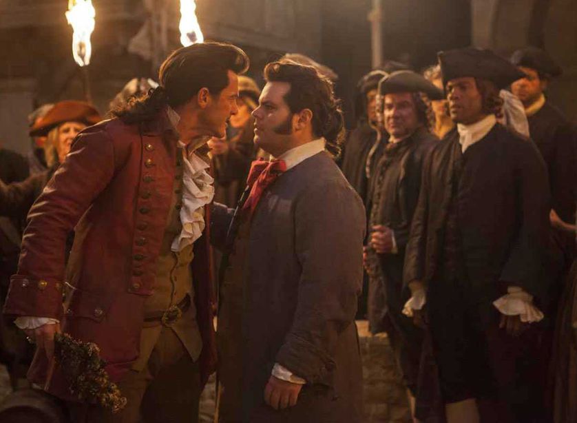 Gaston à droite et Lefou, son fidèle compagnon, qui en est en fait amoureux