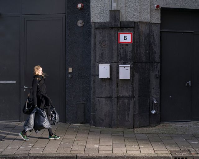 Une cliente sortant d’une boutique de vêtements Zara à Amsterdam passe devant ITX Merken, une filiale d’Inditex, la maison mère de Zara. Avec l'aimable autorisation des auteurs.