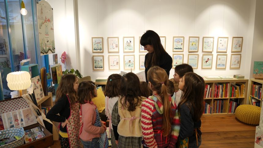 Roxane Lumeret présentant son travail à des enfants au Musée de Poche à Paris
