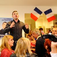 Fabien Engelman, ancien responsable syndical à la CGT, célèbre son élection en tant que maire Front national d'Hayange
