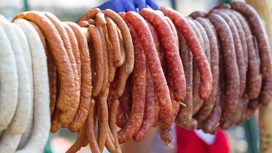 Des saucisses dans un marché en Pologne ©AFP - Jaap Arriens / NurPhoto