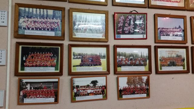 Au mur, les photos des équipes de rugby d'Eauze