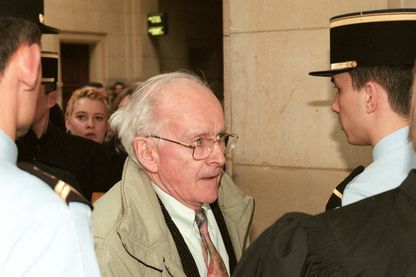Robert Faurisson, écrivain révisionniste, arrive le 27 février 1998 au tribunal correctionnel de Paris, où il vient apporter son soutien à Roger Garaudy, poursuivi pour contestation de crimes contre l'humanité Robert Faurisson, écrivain révisionniste, arrive le 27 février 1998 au tribunal correctionnel de Paris, où il vient apporter son soutien à Roger Garaudy, poursuivi pour contestation de crimes contre l'humanité