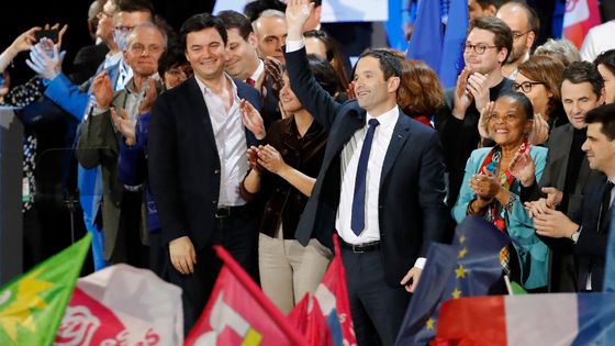 Benoît Hamon entouré de ses soutiens au meeting de Bercy le 19 mars 2017 ©AFP - FRANCOIS GUILLOT