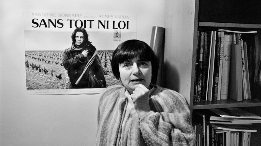Agnès Varda pose devant l'affiche de son film "Sans toit ni loi" le 17 janvier 1986.