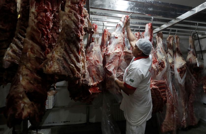 Un employé dans une boucherie de Sao Paulo