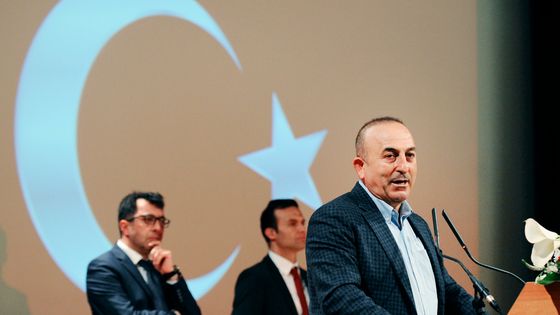 Mevlut Cavusoglu, ministre des affaires étrangères turc, lors de son intervention à Metz dimanche 12 mars 2017 ©AFP - JEAN-CHRISTOPHE VERHAEGEN