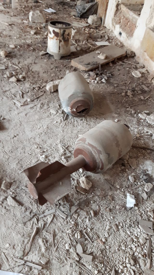 Bombes artisanales abandonnées dans un immeuble détruit d'Alep