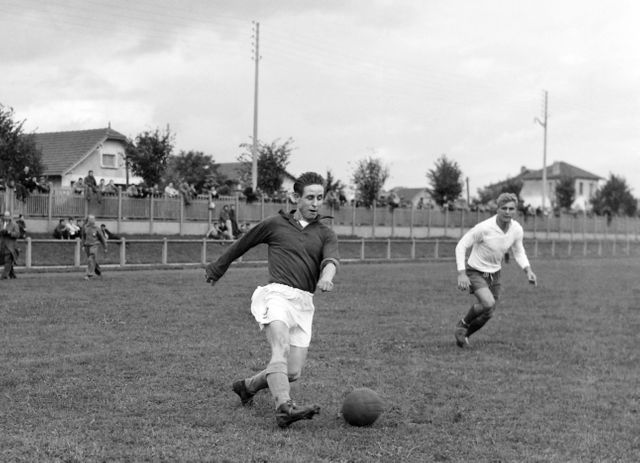 Raymond Kopa en 1952 à l'entrainement avant un match contre l'Allemagne