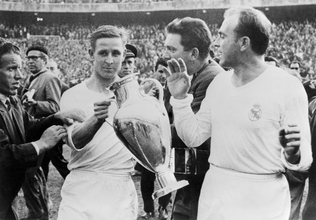 Raymond Kopa tient la Coupe d'Europe le 30 mai 1957 après la victoire du Real Madrid sur la Fiorentina