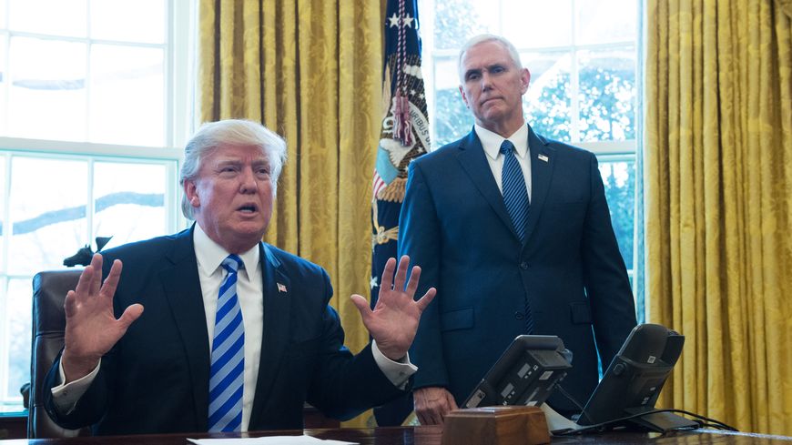 Le président américain Donald Trump, avec le vice-président Mike Pence, parle dans le bureau ovale de la Maison Blanche à Washington, le 24 mars 2017