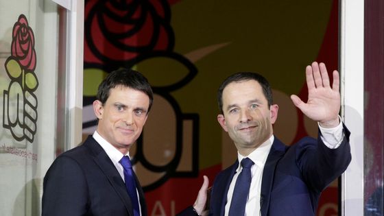 Manuel Valls et Benoît Hamon au siège du Parti socialiste à Paris, le 29 janvier 2017 ©AFP - GEOFFROY VAN DER HASSELT