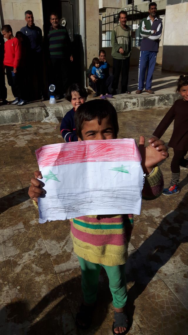 Dans les rues de Homs, les familles réfugiées de Palmyre attendent de rentrer chez elle