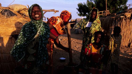 Femmes au bord du fleuve Niger ©AFP