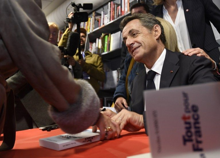 Nicolas Sarkozy, en train de dédicacer son livre Tout pour la France, décembre 2016