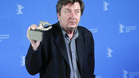 Kaurismäki reçoit l'Ours d'argent à La Berlinale, Festival international du Film de Berlin pour « The Other Side of Hope » Photo /Carsten Koall /Getty ©Radio France