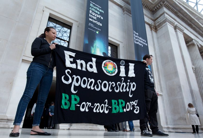 Un happening des collectifs BP or not BP au musée britannique, en mai 2016 lors de l'exposition "Mystères engloutis de l'Egypte", notamment financée par Total et BP