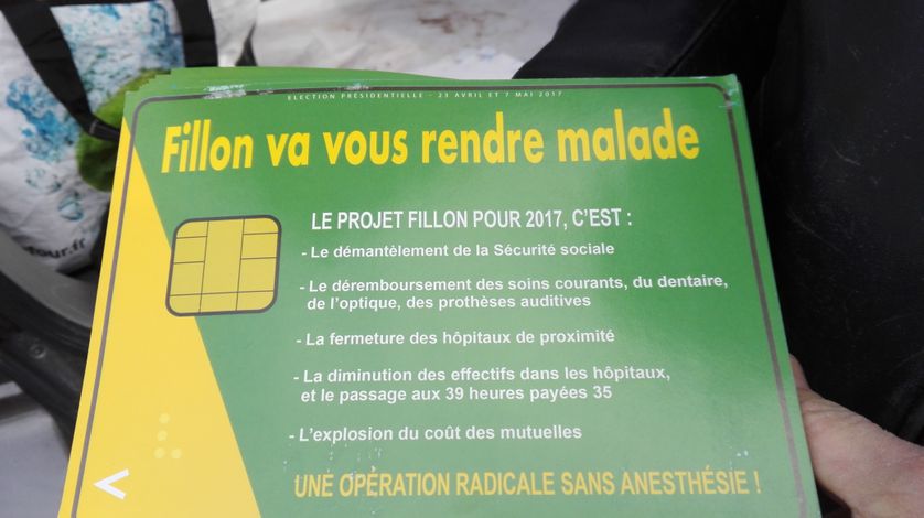 Distribution du tract du Front national "Fillon va vous rendre malade"