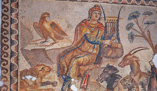 Le titre même de l'ouvrage, Orphenica Lyra, fait référence à la lyre d'Orphée, héros musicien de la mythologie grecque (ici représenté sur une mosaïque romaine du IIIe siècle après JC).