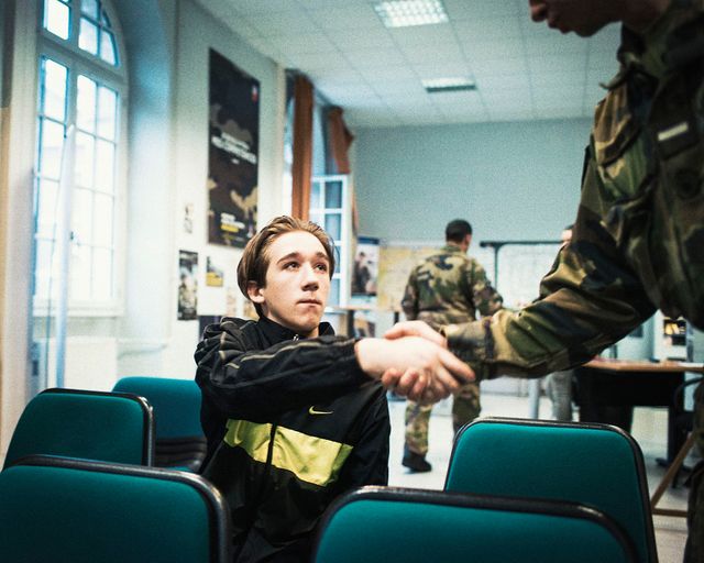 Grégoire, 17 ans, au Centre de Recrutement des Forces Armées à Paris. « Le choix à Sébastien »