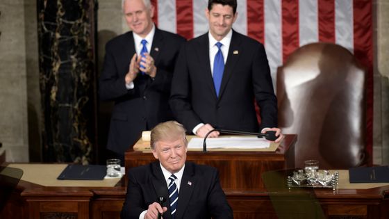Le président Donald Trump à la tribune de l'hémicycle de la Chambre des représentants au Capitole, encadré par le vice-président Mike Pence et le président de la Chambre Paul Ryan. ©AFP - BRENDAN SMIALOWSKI