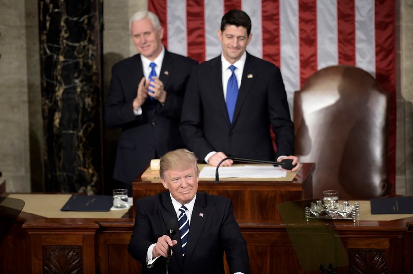 Le président Donald Trump à la tribune de l'hémicycle de la Chambre des représentants au Capitole, encadré par le vice-président Mike Pence et le président de la Chambre Paul Ryan.