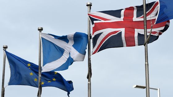 Les drapeaux européen, écossais et britannique devant le parlement écossais à Edinbourgh (13 mars 2017). ©AFP - LESLEY MARTIN