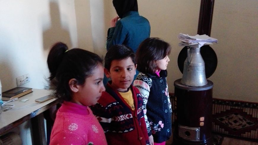 Kamila et ses enfants ont fui Raqqa. Elle ne souhaite pas montrer son visage car elle a perdu la trace de son mari en Syrie et redoute des représailles de Daesch si elle est identifiée comme une fugitive aujourd'hui en Turquie