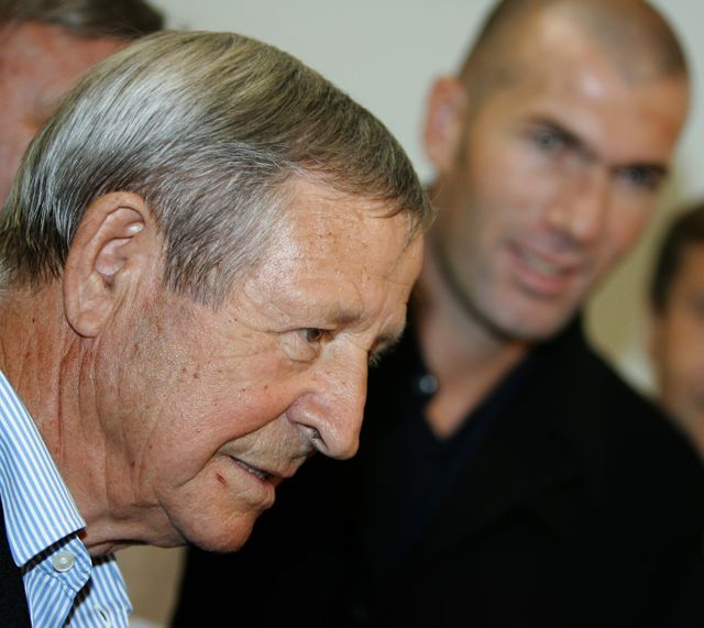 Raymond Kopa et Zinedine Zidane en 2007 à Colmar lors d'un gala de charité