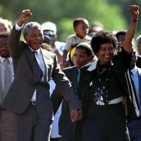 Nelson Mandela, accompagné de son épouse Winnie, à sa libération le 11 février 1990.