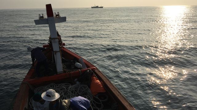 Un bateau des gardes-côtes vietnamien surveille les bateaux chinois pour les chasser