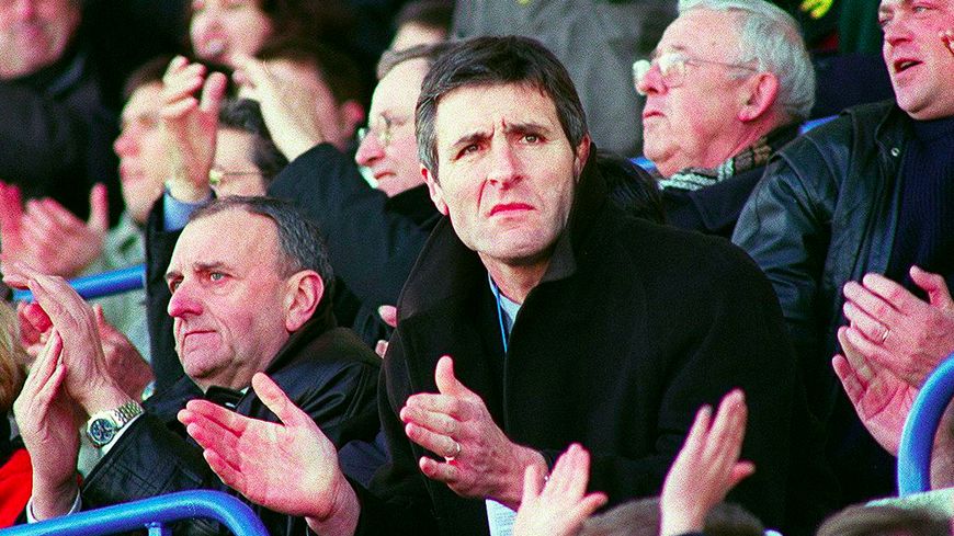 Le president du Stade Rochelais, Vincent Merling applaudit, le 24 février 2001 au stade Marcel-Deflandre à La Rochelle, lors de la rencontre La Rochelle/Toulouse comptant pour la 14e journée du Championnat de France de rugby, Poule 2.