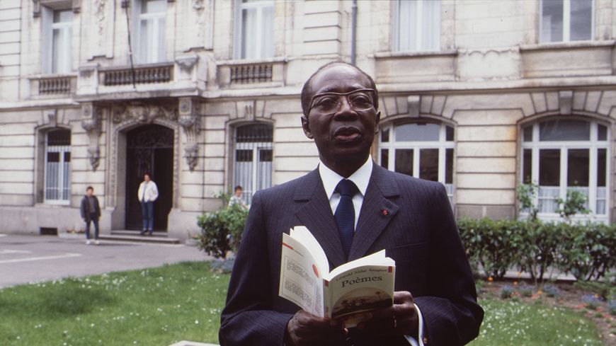 Léopold Sedar Senghor, ancien président du Sénégal, académicien, poète, pose le 10 mai 1985 à Tours.