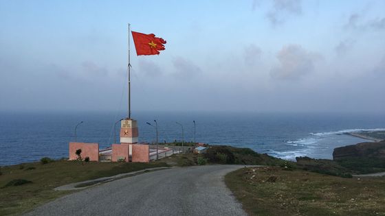 Le drapeau vietnamien flotte sur les hauteurs de l'île de Ly Son, avant-post du Vietnam en mer de Chine ©Radio France - Dominique André
