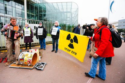 Manifestants devant le palais de justice de Nanterre, le 5 janvier 2015 : ils s'opposent au projet de l'ANDRA qui prévoit d'enterrer les déchets nucléaires sur un site situé à proximité de Bure. Manifestants devant le palais de justice de Nanterre, le 5 janvier 2015 : ils s'opposent au projet de l'ANDRA qui prévoit d'enterrer les déchets nucléaires sur un site situé à proximité de Bure.