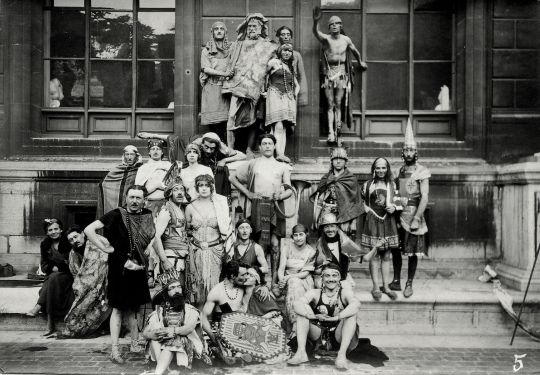 Portrait groupe d'élèves déguisés ENSBA dont Beaudouin et Lods