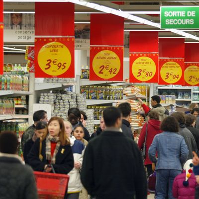 05 janvier 2002, dans les rayons du supermarché Auchan-La Défense près de Paris