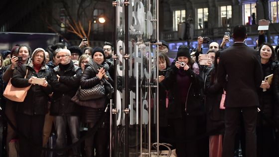 Devant l'entrée d'un magasin parisien, un premier jour de soldes ©AFP - PHILIPPE LOPEZ