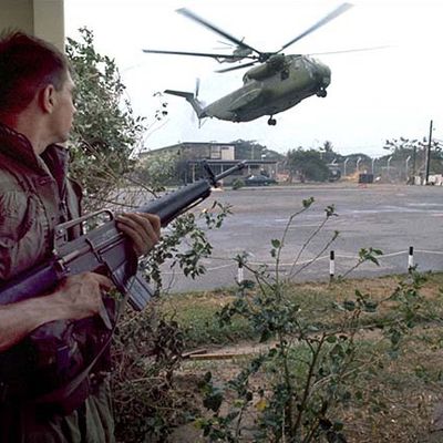 Opération Frequent Wind, évacuation par hélicoptère de civils américains et de Vietnamiens, avril 1975
