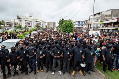 Des membres du groupe des 500 Frères et des autres manifestants participent à une manifestation de soutien à la grève générale à Cayenne, sur le territoire français d'outre-mer de la Guyane, le 28 mars 2017. Des membres du groupe des 500 Frères et des autres manifestants participent à une manifestation de soutien à la grève générale à Cayenne, sur le territoire français d'outre-mer de la Guyane, le 28 mars 2017.