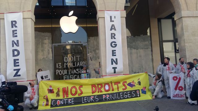 le 13, action d'ATTAC devant la boutique d'APPLE à Paris