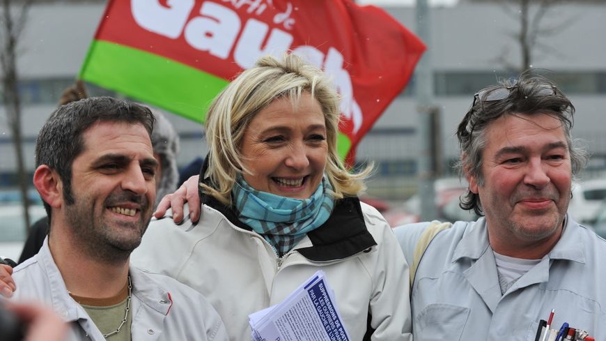 Marine Le Pen en février 2012 à Montbéliard, devant l'usine PSA, dans le cadre de son tour de France des oubliés